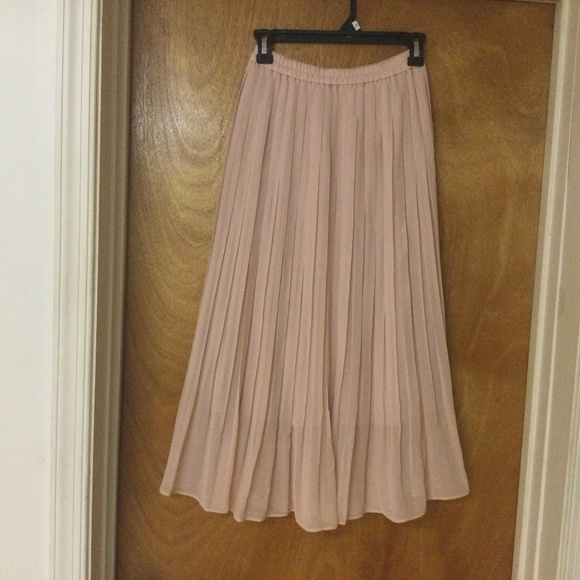 Dresses & Skirts - Pink pleated midi skirt
